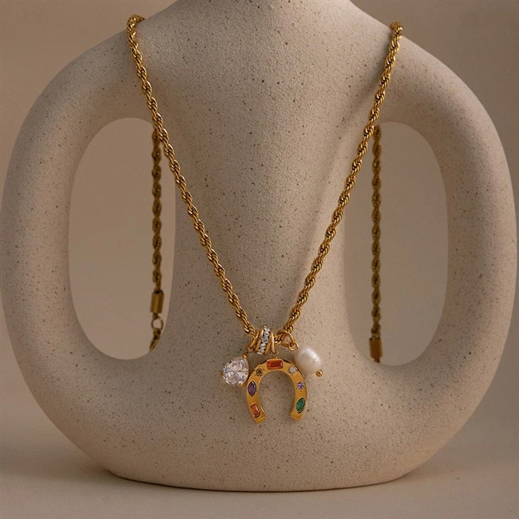 Horseshoe Twisted Rope Charm Necklace suppliers